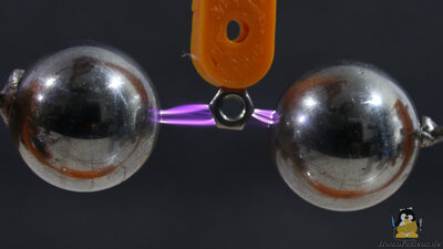 Metal particle between high voltage elektrodes