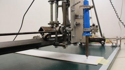 CNC Maschine V2.0 beim Schneiden von Syropor