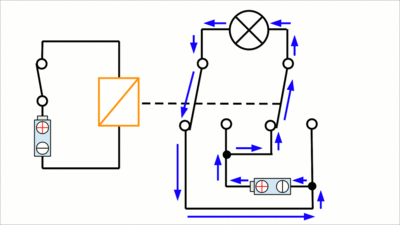 Relay with double changeover switch and single supply voltage